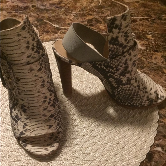 Stuart Weitzman Shoes - Stuart Weizmann peep toe sandals